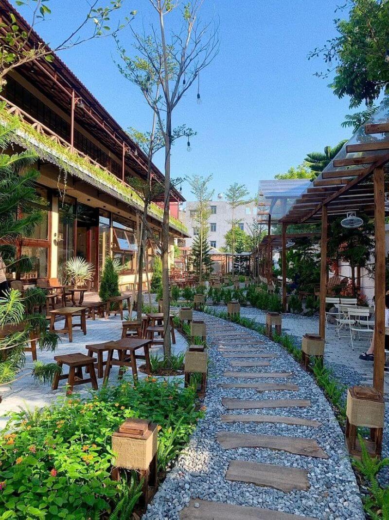Quán cafe mang phong cách sân vườn nhiệt đới kết hợp truyền thống hiện đại, nổi bật với thiết kế rộng rãi, sáng thoáng và chỉn chu từ bố cục cho đến vật liệu sử dụng