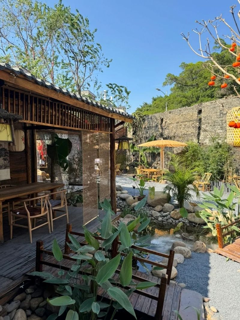 Phong cách quán cafe "sân vườn làng quê" kết hợp cây xanh, hồ nước và tiểu cảnh để gợi nhớ về tuổi thơ thôn quê
