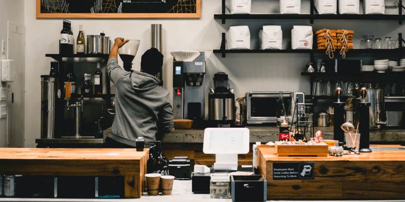 Bố trí quầy bar đúng chuẩn workflow sẽ giúp không gian làm việc trở nên chuyên nghiệp, gọn gàng và thân thiện với cả nhân viên lẫn khách hàng