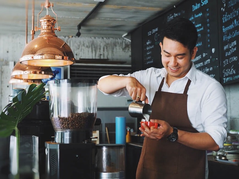 Chuẩn bị kiến thức về pha chế, quản lý và marketing là bước quan trọng giúp xây dựng hình ảnh thương hiệu và thu hút khách hàng mục tiêu