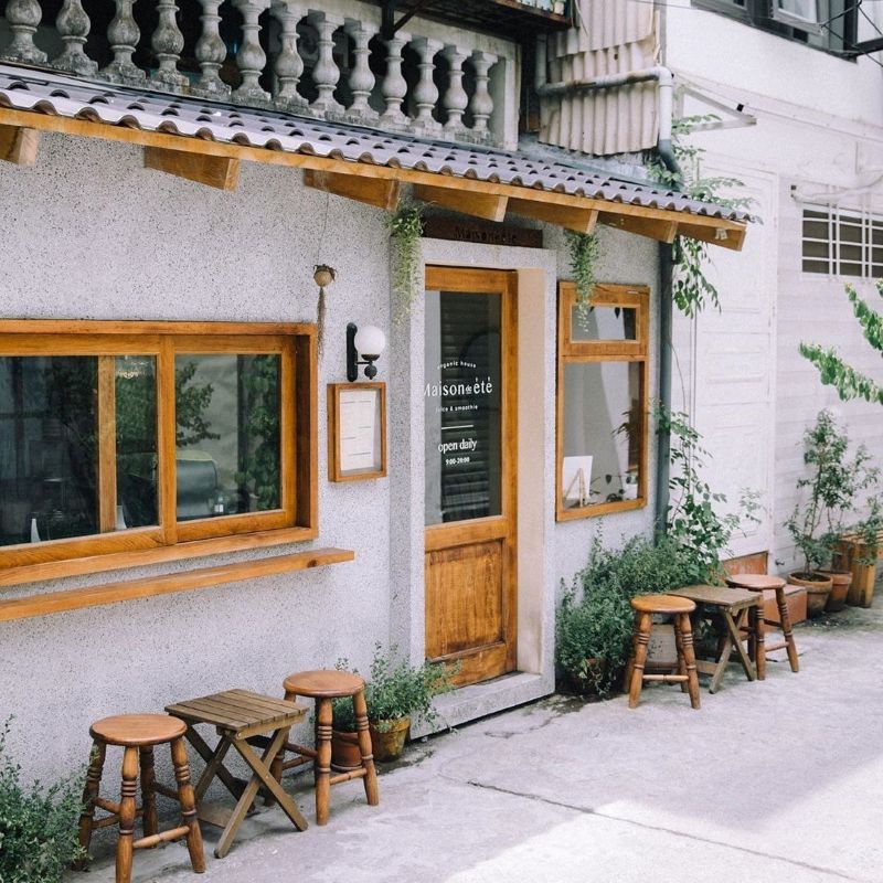 Cafe cóc là sự kết hợp giữa tính đơn giản, thân thuộc của các quán vỉa hè truyền thống và phong cách thiết kế hiện đại, tối giản  