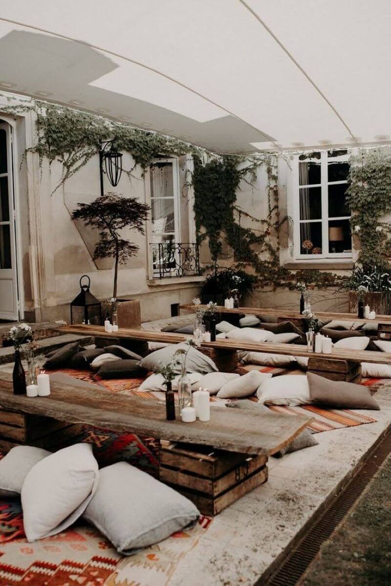 Quán cafe ngồi bệt với bố trí bàn thấp và đệm êm, mang lại cảm giác thoải mái cho khách