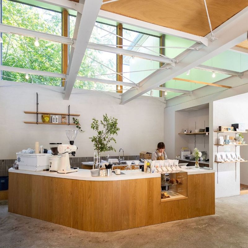 Gỗ sồi được chọn để thiết kế quầy bar sau khi được xử lý kỹ lưỡng thì cho bề mặt vân gỗ thẳng, đều, góp phần tạo nên vẻ đẹp sang trọng, hiện đại  