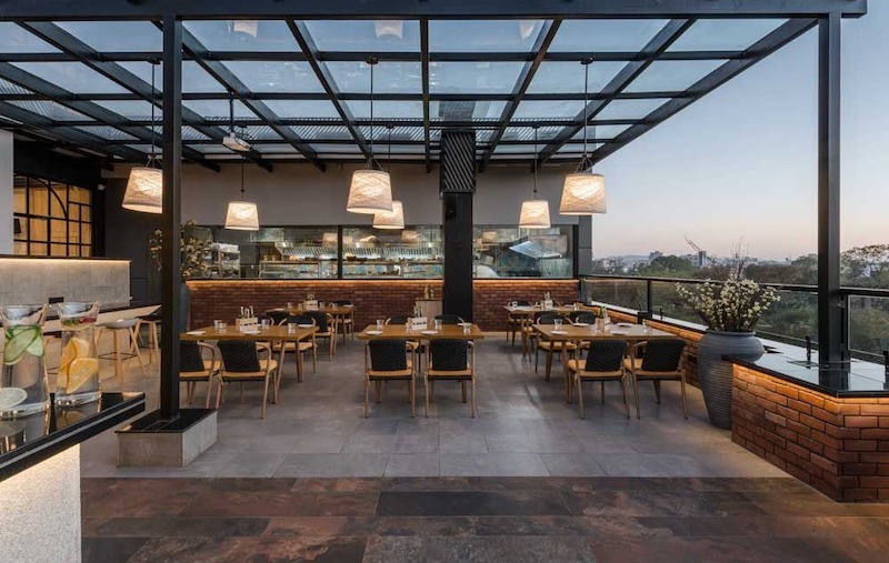 Quán cafe sân thượng phong cách hiện đại & tối giản với thiết kế đường nét gọn gàng, mang lại sự tinh tế trong từng chi tiết
