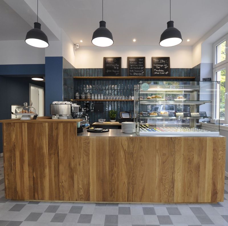 Bề mặt gỗ sồi được xử lý mịn và hoàn thiện chỉn chu, không chỉ nâng tầm thẩm mỹ mà còn phản ánh rõ chất lượng vật liệu sử dụng trong thiết kế quầy bar  