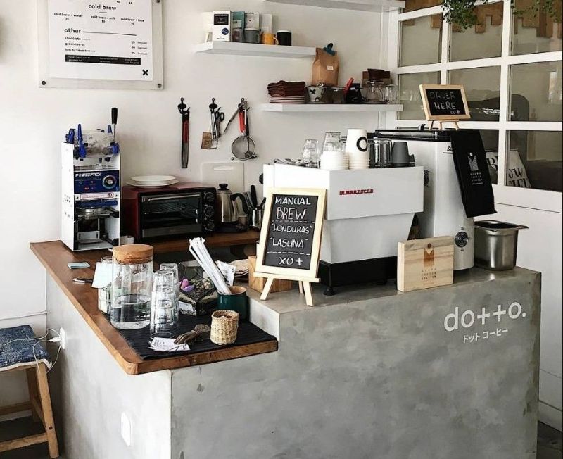 Quầy pha chế góc cafe tại nhà thiết kế dạng chữ L với mặt bàn gỗ kết hợp chân xi măng thô mộc, kệ treo tường tối ưu lưu trữ và bố trí máy móc gọn gàng