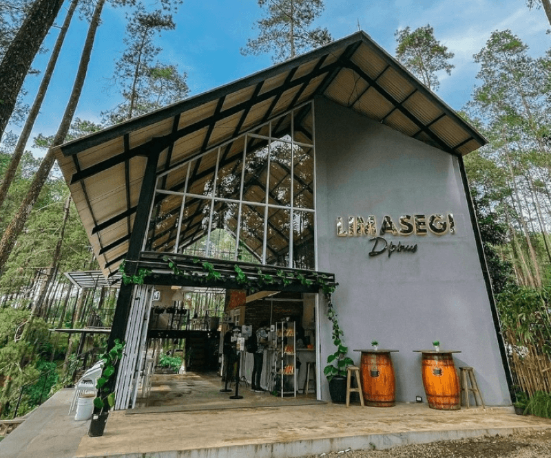 Không gian mở xanh mát kết hợp kết cấu tiền chế nhẹ nhàng, mang lại trải nghiệm cà phê trong lành và thư thái 