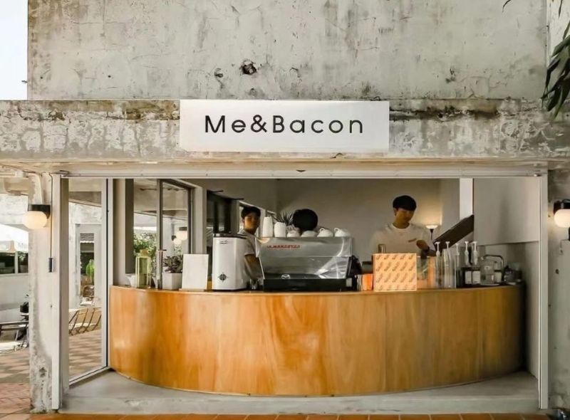 Sở hữu tông vàng nâu nhạt cùng vân gỗ mịn màng, quầy bar với thiết kế bo tròn mềm mại mang đến cảm giác nhẹ nhàng và gần gũi  