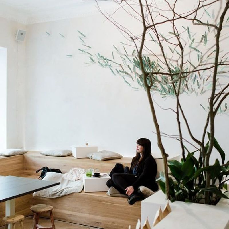 Không gian ngồi bệt tối giản với màu trắng – beige, giúp diện tích nhỏ vẫn thoáng và rộng rãi