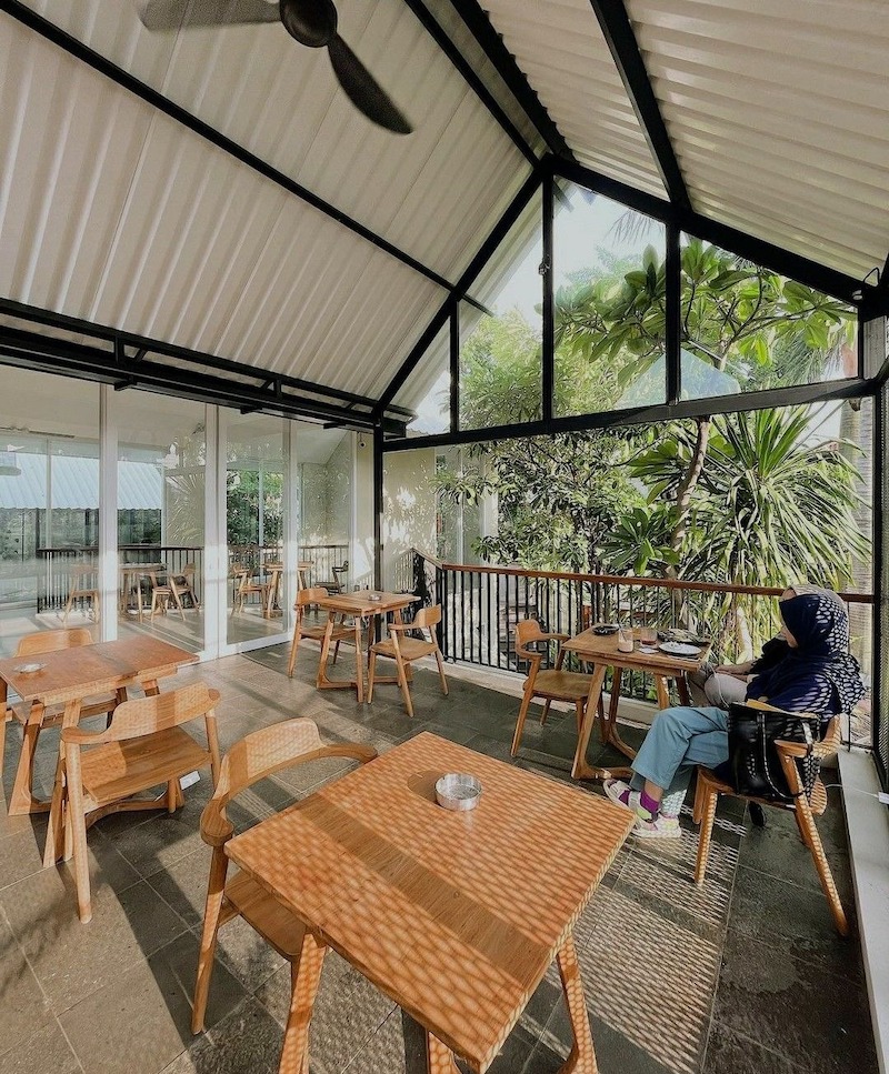 Không gian cafe sân thượng tối giản loại bỏ sự rườm rà, tập trung vào trải nghiệm và cảm xúc của khách hàng