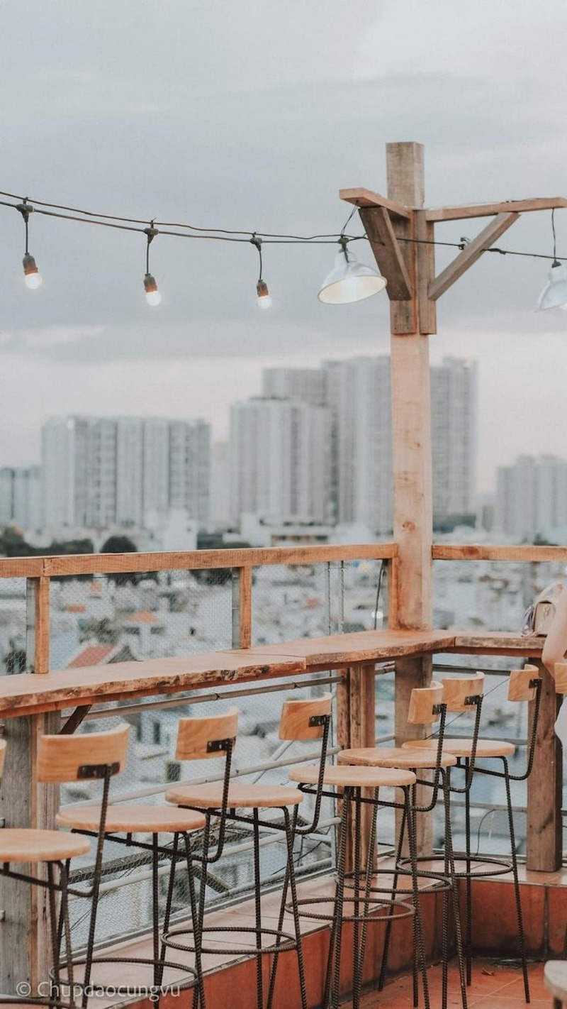 Cafe sân thượng tối giản chú trọng công năng, mỗi góc ngồi đều được tính toán để tối ưu tầm nhìn và sự thoải mái
