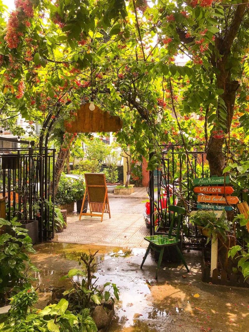 Quán cafe sân vườn nhỏ trước nhà mang đến góc thư giãn yên bình cho những buổi sáng chậm rãi