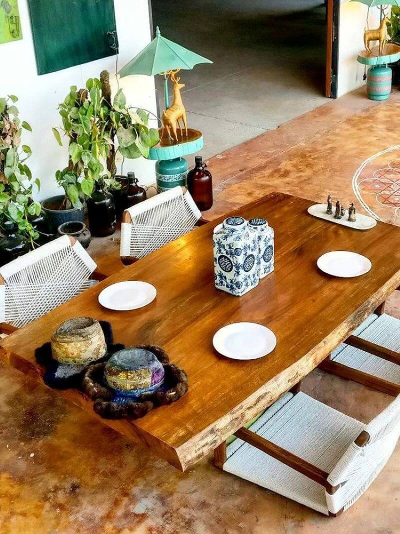 Quán cafe ngồi bệt với tông màu gỗ tự nhiên, kết hợp cây xanh nhỏ, đem lại cảm giác gần gũi và ấm áp