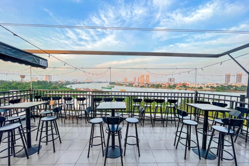 Cafe rooftop hiện đại & tối giản không chỉ đẹp mà còn thể hiện phong cách sống tinh gọn và hiện đại của chủ quán
