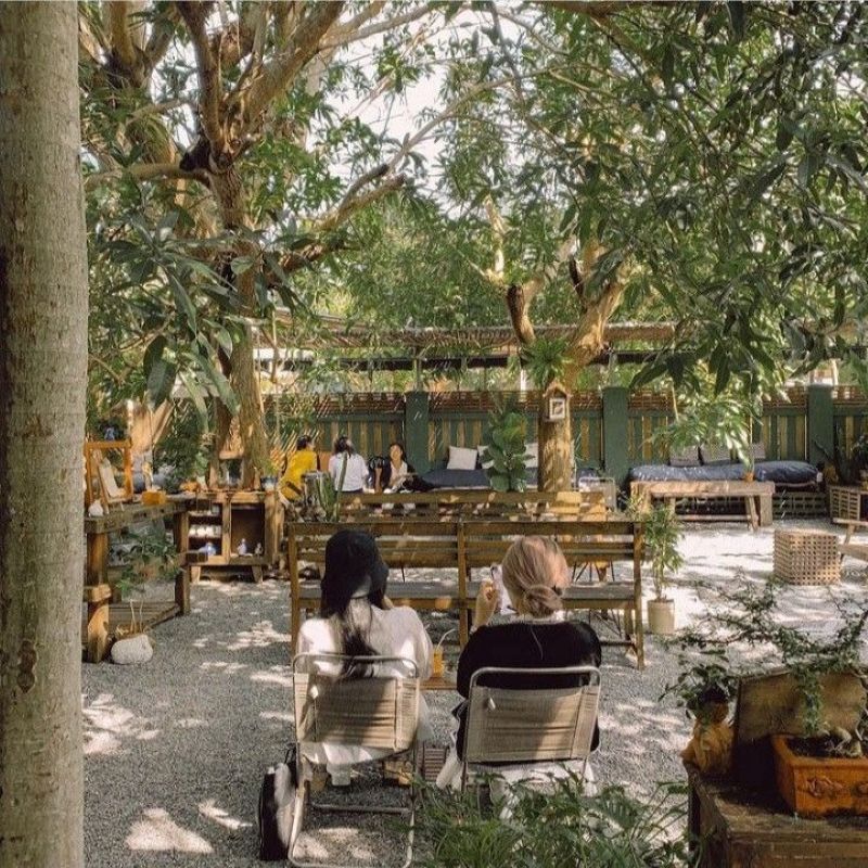 Không gian sân trước được biến thành quán cafe mini, vừa gần gũi vừa ấm cúng