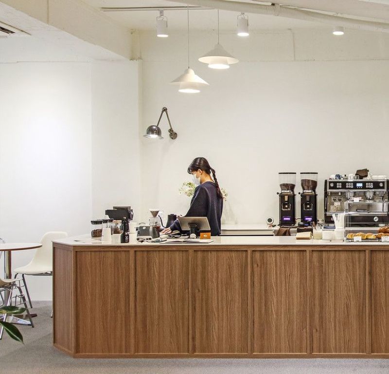 Gỗ sồi với tông nâu và vân gỗ rõ nét được sử dụng để ốp quầy bar, tạo điểm nhấn qua thiết kế các ô lõm vào trong, mang lại vẻ đẹp cổ điển và độc đáo  