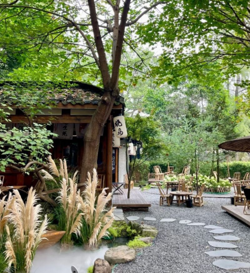 Quán cafe sân vườn nhỏ tận dụng tối đa mảng xanh để tạo cảm giác mát mẻ quanh năm