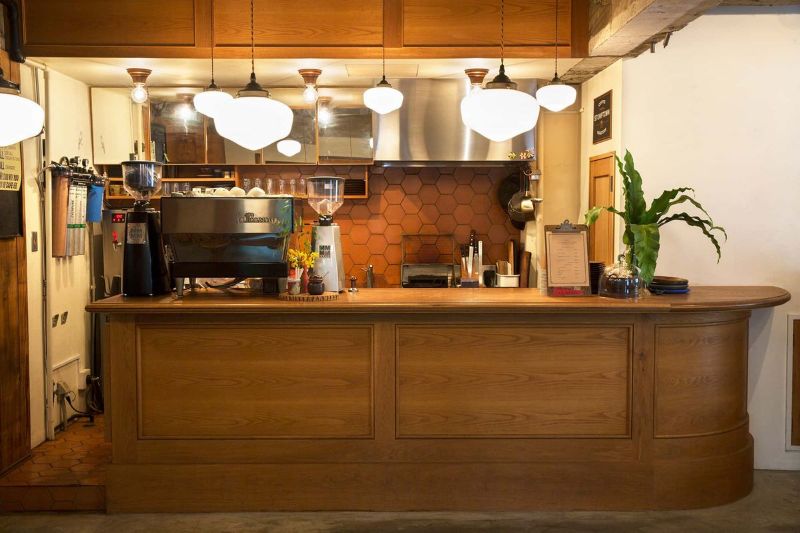 Quầy bar gỗ sồi gây ấn tượng với vân gỗ rõ nét và thiết kế dạng các ô vuông hoặc hình chữ nhật lõm, tạo hiệu ứng panel cổ điển đầy tinh tế  