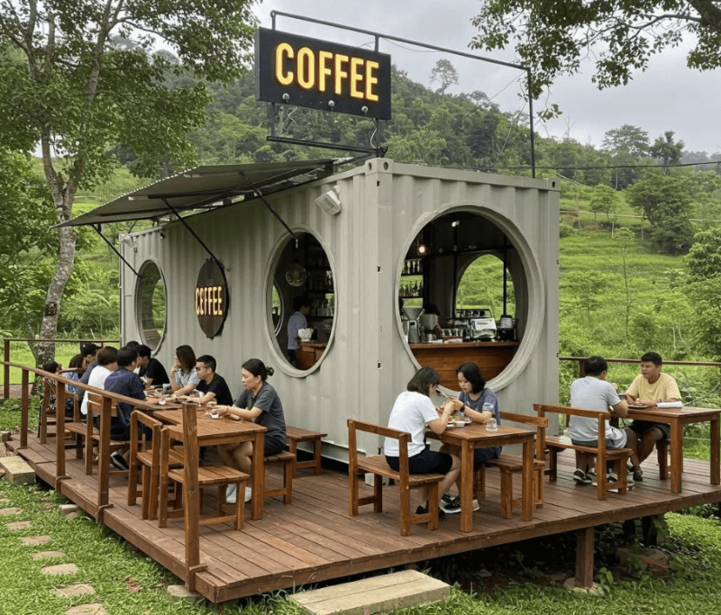 Quán cà phê container là lựa chọn linh hoạt cho mặt bằng thuê ngắn hạn, có thể mở rộng hoặc di dời dễ dàng 