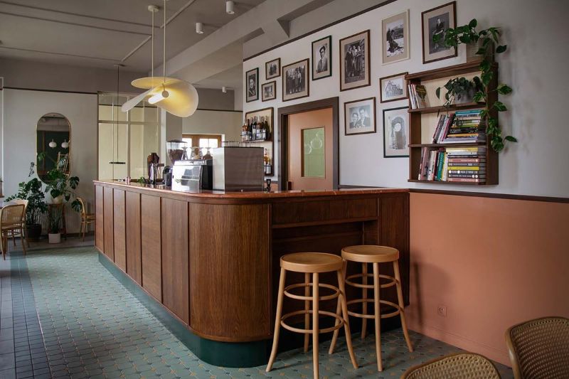 Quầy bar gỗ sồi đặc trưng bởi gam màu vàng nâu nhạt, mang đến cảm giác ấm áp và hài hòa cho không gian  