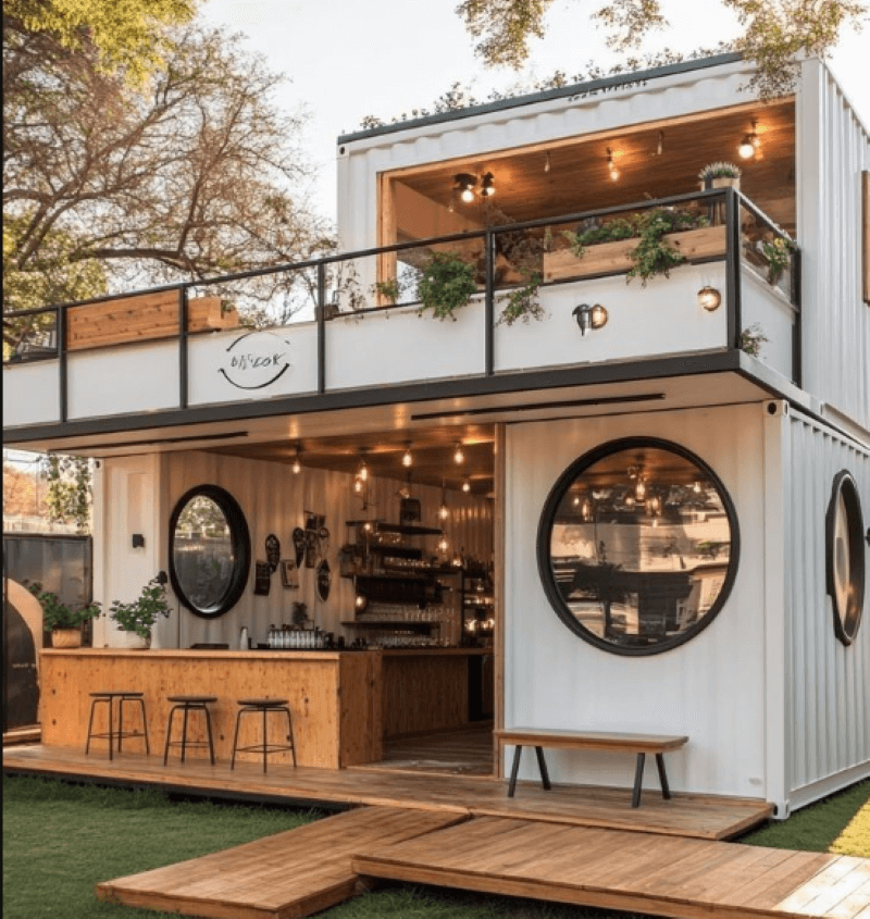 Quán cafe khung thép container 2 tầng bố trí tầng trệt cho take-away, tầng hai dành cho khách ngồi thư giãn lâu hơn 
