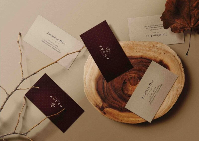 Danh thiếp là vật phẩm quan trọng giúp khách hàng nắm rõ các thông tin liên hệ của quán cafe