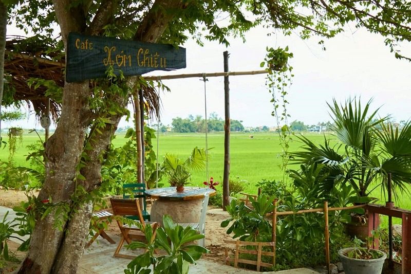 Phong cách quán cafe "sân vườn làng quê" mang đến không gian thư giãn, giúp khách trút bỏ áp lực cuộc sống