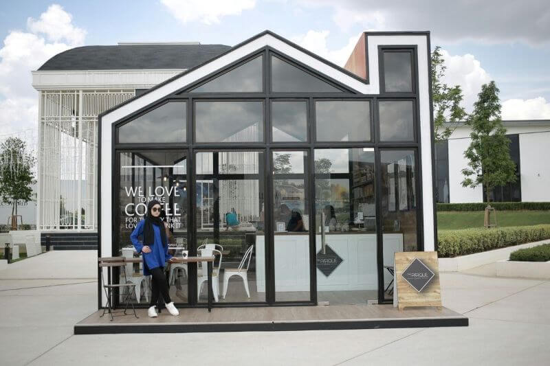 Nếu không xử lý tốt về cách nhiệt, cách âm và thiết kế, quán cà phê tiền chế dễ gây cảm giác nóng, ồn và tạm bợ 