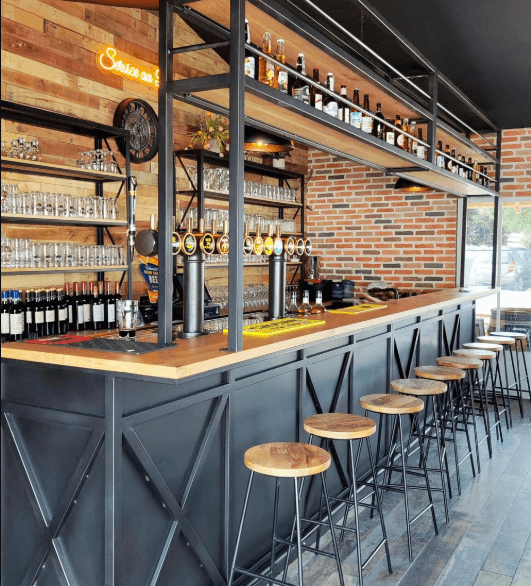 Quầy bar được thiết kế từ kim loại và gỗ, tạo nên nét cá tính mạnh mẽ, phù hợp với những không gian mang phong cách công nghiệp hoặc tối giản  