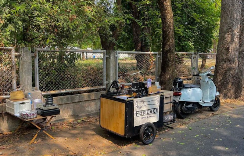 Chỉ cần một chiếc xe đẩy nhỏ, vài thiết bị pha chế cơ bản và chọn vị trí có bóng cây mát là bạn đã có thể bắt đầu kinh doanh mà không cần mặt bằng cố định