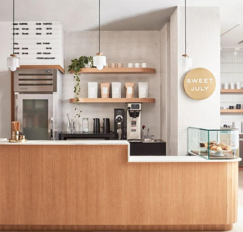 Bề mặt gỗ tần bì mịn màng và được hoàn thiện tinh tế, mang đến cảm giác sang trọng, cao cấp và đầy thu hút cho quầy bar  