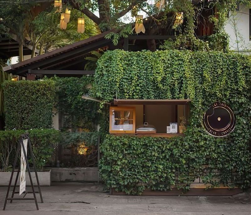 Sân trước nhà được tận dụng khéo léo để mở quán cafe sân vườn nhỏ, mang đến cảm giác gần gũi như đang thưởng thức cà phê ngay tại chính ngôi nhà của mình