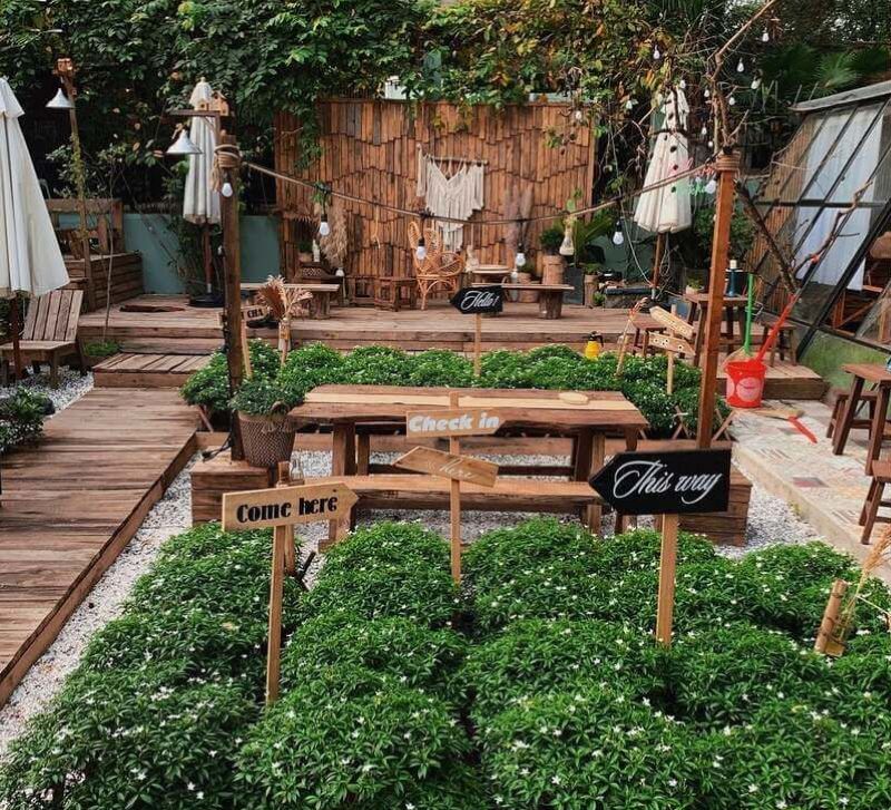 Một quán cafe sân vườn nhỏ, chỉ vài bộ bàn ghế dưới bóng cây, nhưng lại khiến thực khách muốn nán lại thật lâu để tận hưởng sự yên bình
