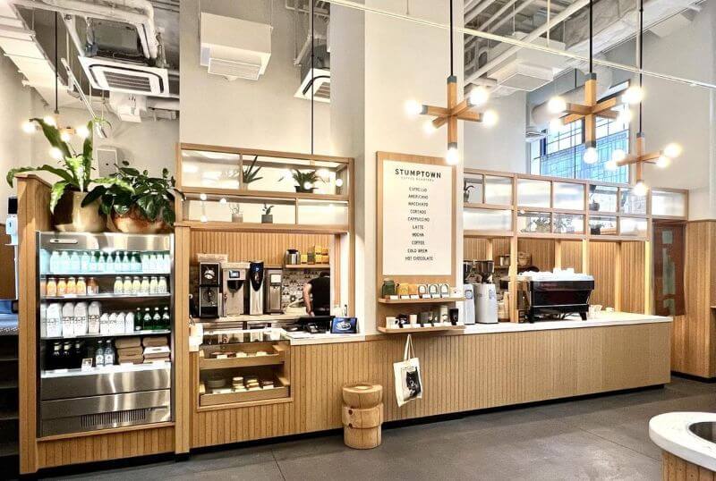 Các thanh gỗ được ghép dọc với vân gỗ thẳng và đều, tạo nên quầy bar có đường nét gọn gàng, tinh tế và đậm chất hiện đại  