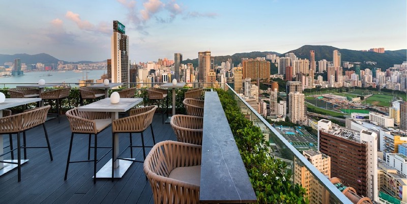 Không gian mở, ít chi tiết trang trí giúp quán cafe sân thượng hiện đại trở thành nơi lý tưởng để thư giãn
