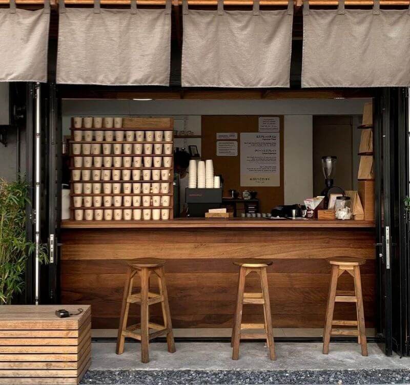 Gỗ tần bì với sắc vàng nâu sáng được sử dụng để ốp quầy bar, nổi bật nhờ những đường vân rõ nét uốn lượn mềm mại, tạo nên vẻ đẹp tự nhiên đầy sinh động và cuốn hút  