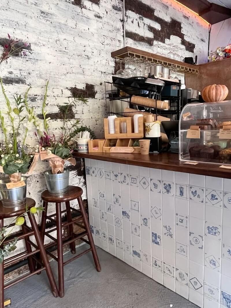 Thiết kế quầy bar sử dụng gạch bông, gỗ sơn patina đậm chất hoài niệm