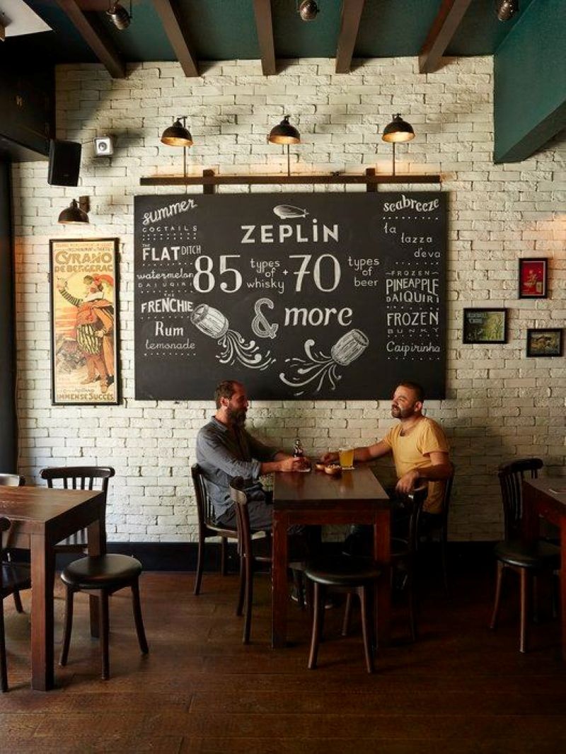 Nội dung trên bảng đen có thể dễ dàng thay đổi hằng ngày, theo mùa hoặc sự kiện đặc biệt, giúp quán luôn tươi mới và không gây cảm giác nhàm chán