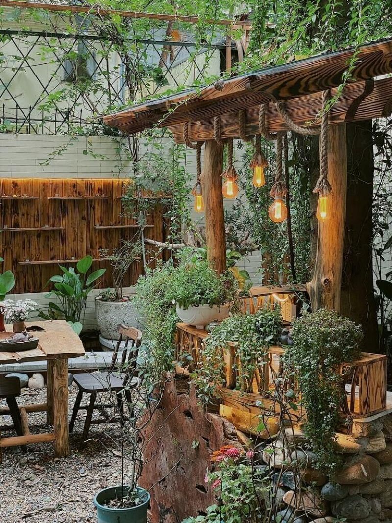 Quán cafe sân vườn nhỏ nép mình ở sân trước nhà, nơi mỗi ly cà phê được thưởng thức cùng tiếng chim hót và mùi hương cỏ cây