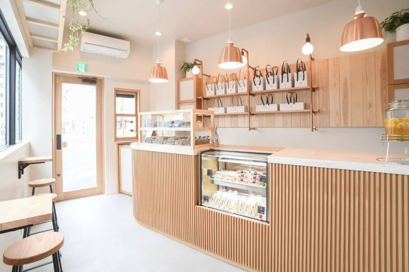 Quầy bar sử dụng vật liệu gỗ với các rãnh sọc dọc đều đặn cùng gam màu tự nhiên, tạo nên tổng thể tinh tế, thời thượng và dễ ứng dụng trong nhiều không gian   