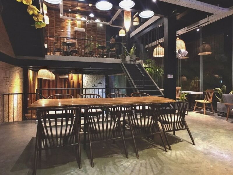 Những mẫu thiết kế quán cà phê nhà ống có gác lửng đang trở thành xu hướng, giúp tối ưu hóa diện tích, tạo không gian mở thoáng đãng