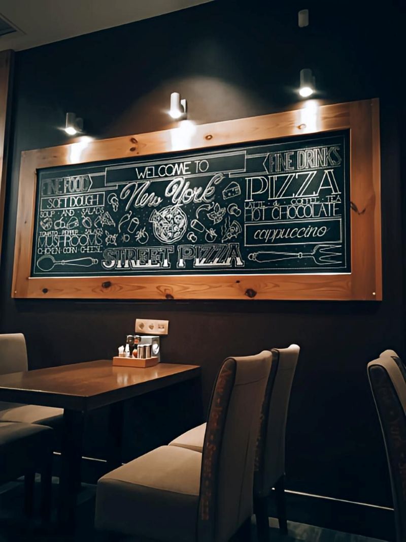 Bảng đen viết tay mang lại dấu ấn cá nhân, thể hiện sự tỉ mỉ và phong cách riêng của quán, khiến khách nhớ đến sự khác biệt thay vì một thiết kế rập khuôn