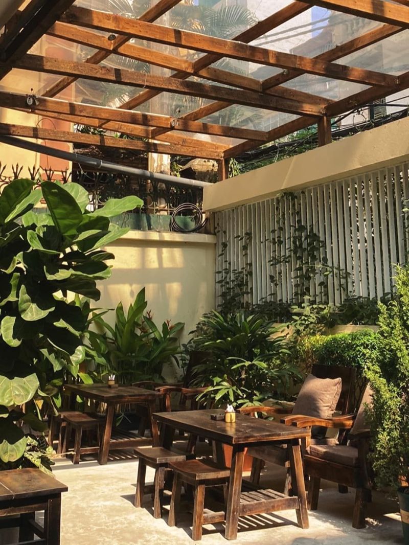 Sân trước nhà được biến hóa thành quán cafe sân vườn nhỏ, vừa là nơi kinh doanh vừa là góc sống chậm cho chủ quán và khách ghé thăm