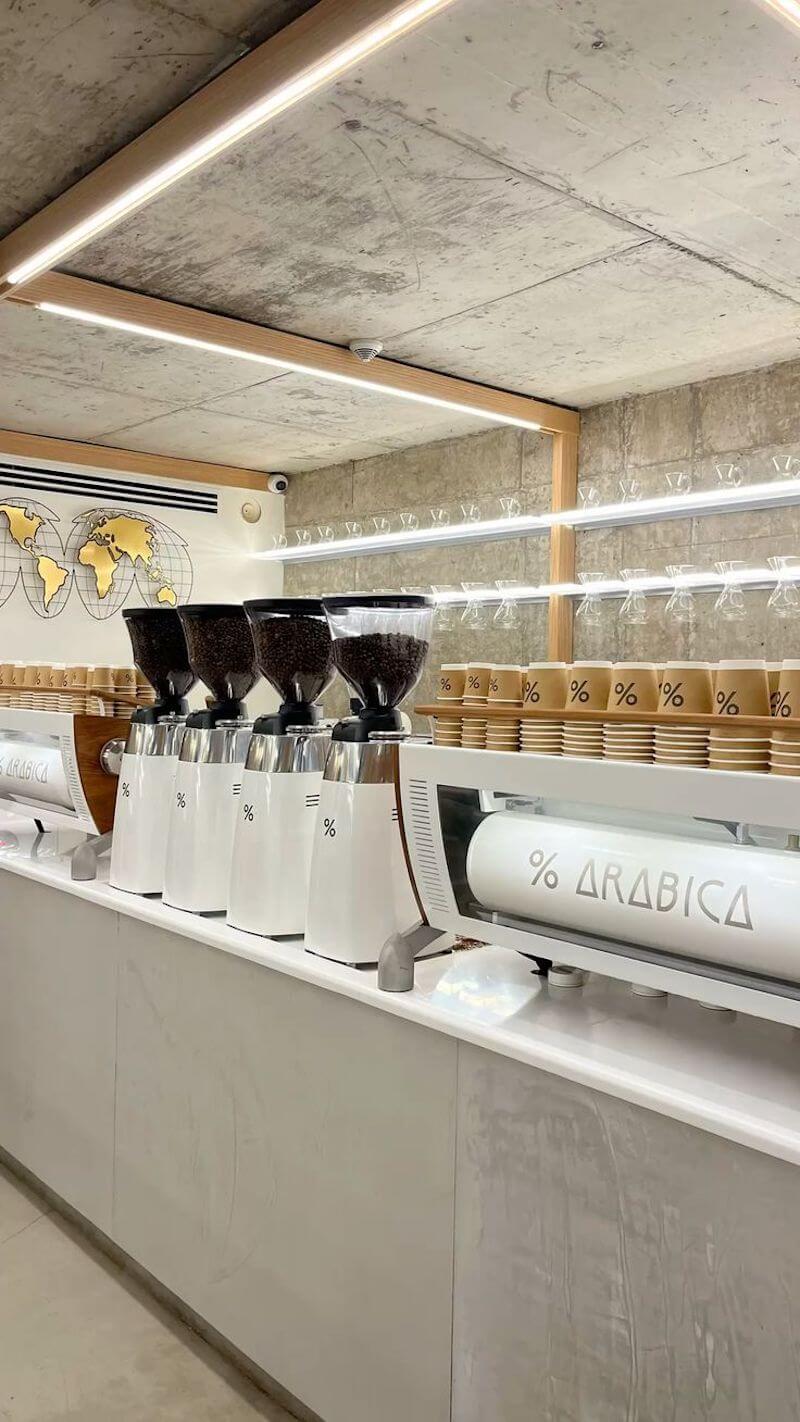 Quầy bar được tiết chế màu sắc, chỉ dùng 2–3 tông chủ đạo để tạo sự cân bằng