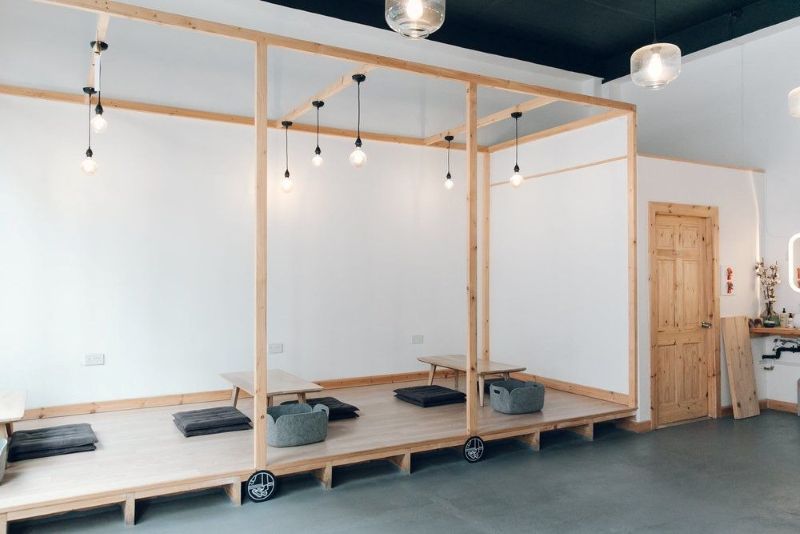 Việc chú trọng hệ thống thông gió và điều hòa sẽ giúp quán cafe ngồi bệt trở thành điểm đến ấm cúng, thoải mái, giữ chân khách lâu hơn
