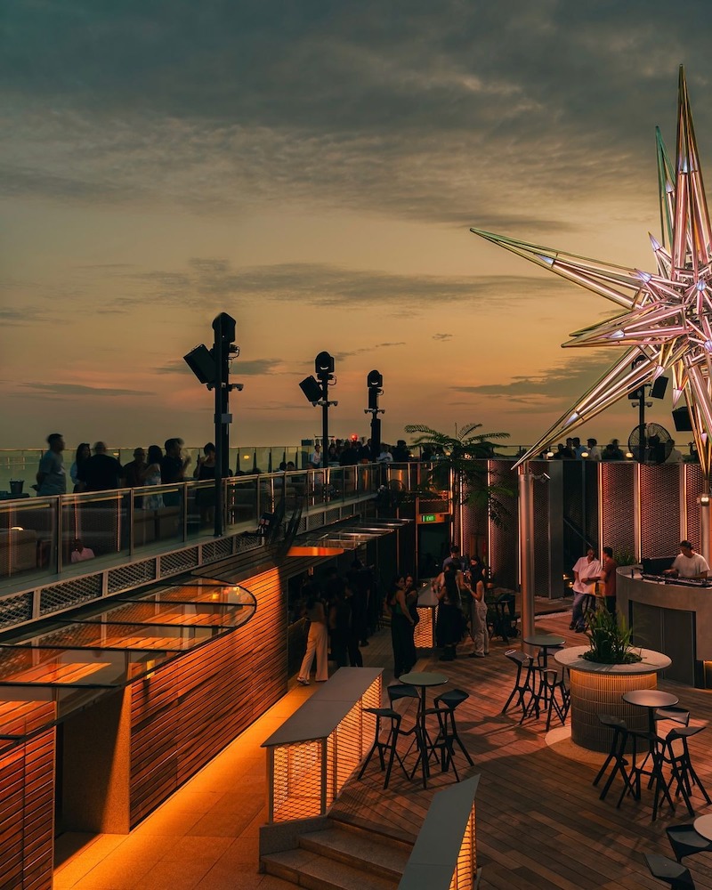Quán cafe sân thượng phong cách Industrial nổi bật với tường gạch trần, khung thép và trần bê tông thô mộc