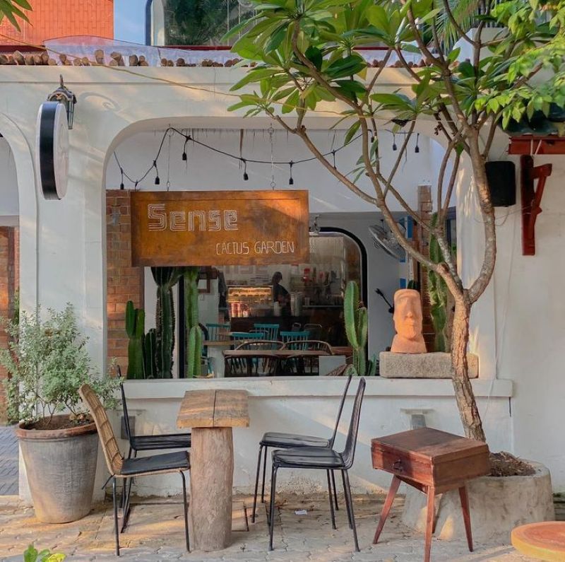 Không gian quán cafe sân vườn trở nên ấm áp hơn với những chiếc bàn được làm từ gỗ pallet mộc mạc