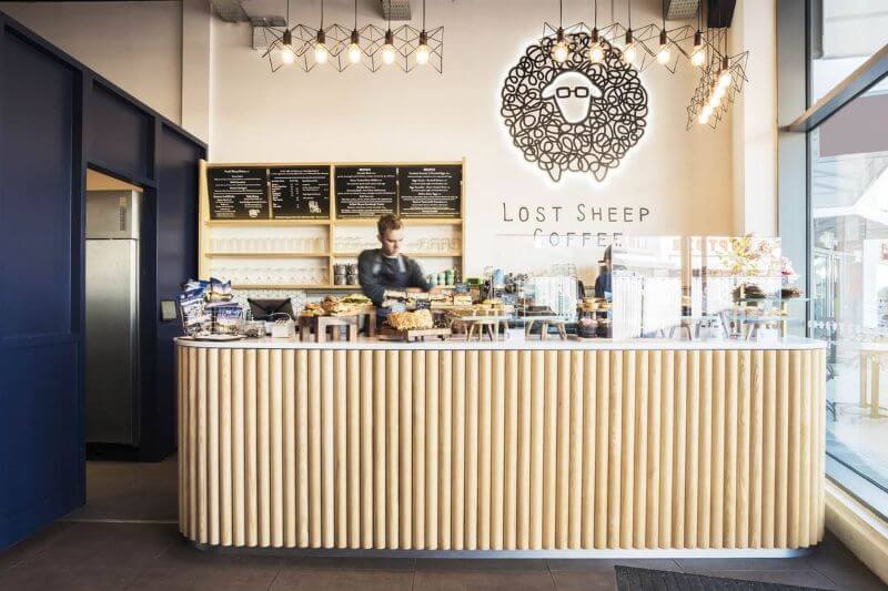 Thiết kế quầy bar đơn giản với hiệu ứng sóng gỗ uốn lượn nhẹ nhàng, tạo cảm giác liền mạch, gọn gàng và đầy tính thẩm mỹ  