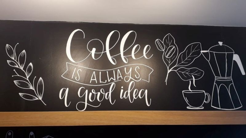 Chi phí để decor bằng bảng đen và đèn Neon tương đối hợp lý, nhưng giá trị thẩm mỹ và hiệu quả marketing mang lại lại vượt trội so với mức đầu tư