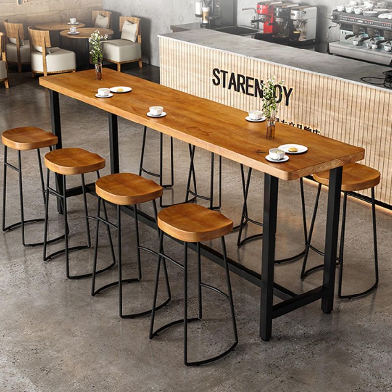 Quầy bar quán cafe làm từ gỗ thông có màu sắc sáng tự nhiên, dễ kết hợp phong cách, lại nhẹ và dễ thi công với chi phí hợp lý